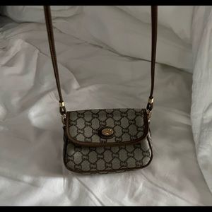 Authentic Gucci cross body purse bag !